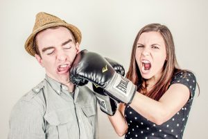 Kvinde slår mand med boksehandske på grund af misforståelse
